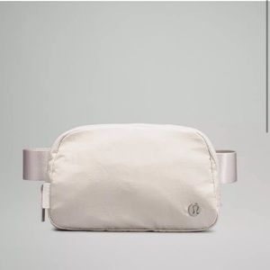 Lululemon Everywhere belt bag